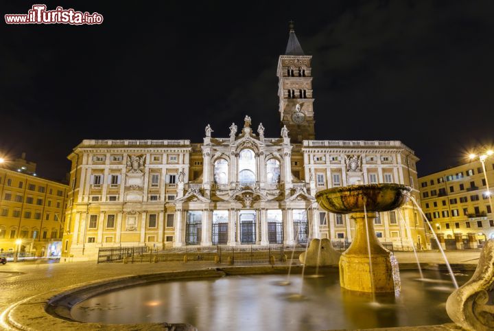 Immagine Piazza Santa Maria Maggiore prende il nome dall'omonima basilica paleocristiana, la più antica della capitale e del mondo intero. Qui la vediamo immortalata in una fotografia notturna - ©Mikhail Starodubo / Shutterstock.com