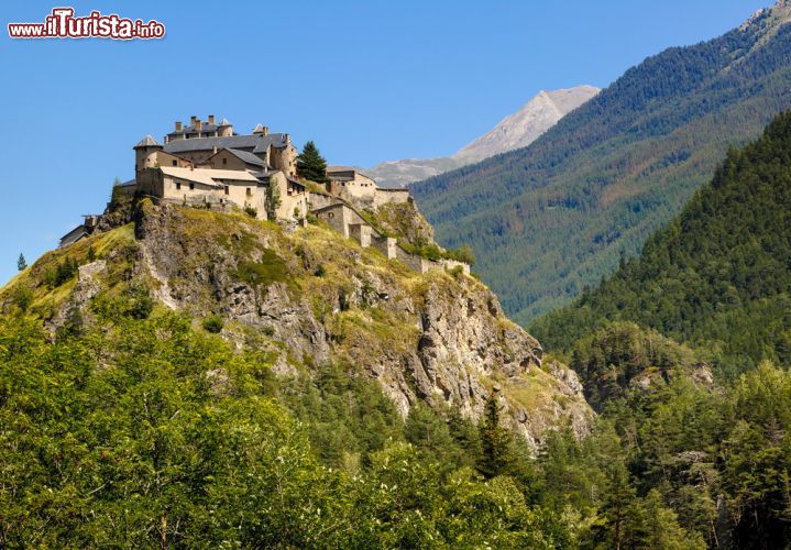 La vallée du Queyras (Alpes du sud) - Una riserva naturale immersa in una piccola valle, quella di Queyras, tra le gole del Guil ed i picchi del Briançon. La riserva si estende per 2300 ettari situati ad una altezza di 1800-3300 metri sul livello del mare ai piedi del Monviso vicino al comune di Ristolas nel dipartimento delle Alte Alpi della regione della Provenza-Alpi-Costa Azzurra. Sono oltre 800 le specie di piante che arricchiscono la flora alpina visibile e tante anche le tipologie di animali da osservare, dalle pernici bianche alle aquile reali passando dalle Salamandre di Lanza. La valle è rimasta isolata per secoli, fino a quando, nel 1855 è stato aperto il "percorso Guil" che ne ha reso possibile l'accesso. Per questo la ricchezza che offre, espressa anche da villaggi caratteristici come Ceillac, Arvieux, Château-Queyras, Ville-Vieille, Molines, San Veran, Needles, Abriès è così unica. Nel 1977 la vallata e la riserva hanno ottenuto la qualifica di Parco Regionale. Ovviamente nella valle è anche possibile sciare. Le piste da sci di fondo si snodano per oltre 100 km collegando i vari villaggi. Estremamente caratteristiche sono le "fustes", le case di legno divenute rari a causa degli incendi, ancora visibili a Molines e a San Veran, dove una di loro è stata trasformata in museo - © Francois Roux / Shutterstock.com