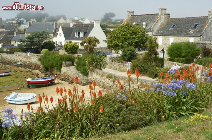 L'île de Batz (Bretagna) - La regione è quella della Bretagna, la posizione è a due miglia dalla costa continentale proprio di fronte a Roscoff, per quindici minuti totali di navigazione. L'Ile de Batz è un lembo di terra lungo 3,5 km e largo 1,5. Il clima marittimo ha favorito le produzioni di ortaggi, il fiorire dell'orto botanico e del giardino delle essenze tropicali. Il soggiorno all'isola di Batz è giustificato dalla voglia di godere la calma della natura e la sua bellezza. I 10 km di costa permettono passeggiate rilassanti, mentre le acque scorrono e cullano con il loro dolce mormorio - © sainthorant daniel / Shutterstock.com