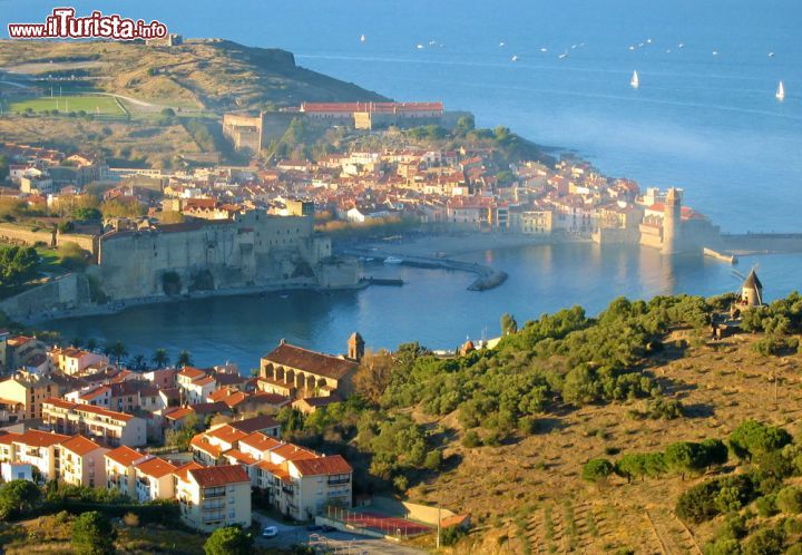 La ville de Collioure - Il nostro viaggio fra i luoghi suggestivi e meno conosciuti di Francia inzia a Collioure, città all'estremo sud della Francia, a pochi chilometri dal confine con la Spagna, incastonata letteralmente fra le acque del Mediterraneo e le rocce dei Pirenei. Storia e natura si fondono per regalare ai visitatori emozioni non comuni. Il Castello reale ed il campanile in stile catalano, i tanti esempi di architettura militare rappresentata dalle fortificazioni di St. Elmo, Miradou, Dugommier, Piazza e Rotonde, le chiese cattolica di Nostra Signora degli Angeli e protestante che affiancano il convento dominicano ed il chiostro e la cappella della Madonna della Consolazione cedono il passo, usciti dal centro, a calette, spiagge di ghiaia e pietra antica. Le strade strette dei vecchi quartieri offrono una atmosfera antica che contribuisce a creare quella magia dalla quale furono ammaliati i pittori del movimento fauvista, come Henri Matisse e André Derain, che nel 1905 trasformarono Collioure nella "Città dei pittori". E' alla città che sono dedicate le tele "finestra aperta" di Matisse e "barche nel Collioure" di Derain. Orme seguite da altri come Manguin, Marquet, Picasso, Braque, Chagall, Dufy, Foujita - © Vilainecrevette / Shutterstock.com