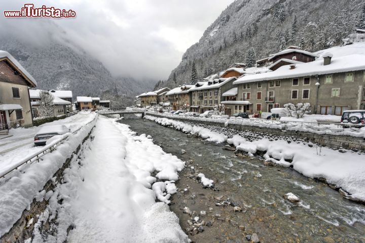 Le village Sixt fer à cheval (Alpes du Nord) - Sixt fer à cheval, il cui nome richiama la forma ad anfiteatro dell'abitato, rientra fra i borghi più belli di Francia, anzi molti lo considerano in assoluto il più bel villaggio dell'intera nazione. Situato in Alta Savoia, nel Massiccio Centrale, nella valle dell'Haut Giffre, il borgo si dirama in 24 frazioni distribuite su una superficie di quasi 12.000 ettari. A renderlo così speciale è la combinazione di vari elementi, fra natura, architettura, storia e cultura. L'abbazia del XII secolo costruita da Ponce de Faucigny e la chiesa del secolo successivo sono soltanto due dei monumenti che si propongono ai visitatori affiancati da 9 cappelle, 53 oratori, fontane e porte scolpite dall'abilità degli scalpellini esperti nel lavorare il "Black Sixt Fer à Cheval", nome attribuito ad un calcare nero, e molto molto resistente, utilizzato tutt'ora. Ogni casa ha il suo granaio tradizionale, nota che rende ancora più tipico il panorama. La stazione sciistica che fa capo al villaggio è collegata al comprensorio sciistico del Grand Massif. Numerose sono le cascate da ammirare come la Cascades Trail, lunga 14 chilometri e tanti i sentieri per le escursioni che si sviluppano per 250 chilometri - © HitManSnr / Shutterstock.com 