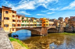 I colori più tipici di Firenze si colgono dal Lungarno e con le inquadrature che incorniciano il ponte Vecchio- © Boris Stroujko / Shutterstock.com