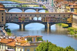 Le tre arcate ribassate di Ponte Vecchio: il design ideato durante il medioevo si è rivelato vincente, permettendo al ponte di resistere, dal 1333 fino ad oggi, alle terribili piene del ...