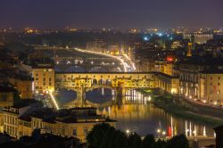 Il fiume Arno e il famoso Ponte Vecchio visti di sera da Piazzale Michelangelo a Firenze. Sullo sfondo si intravede anche Ponte Santa Trinità e il Ponte della Carraia. - © kavalenkava ...
