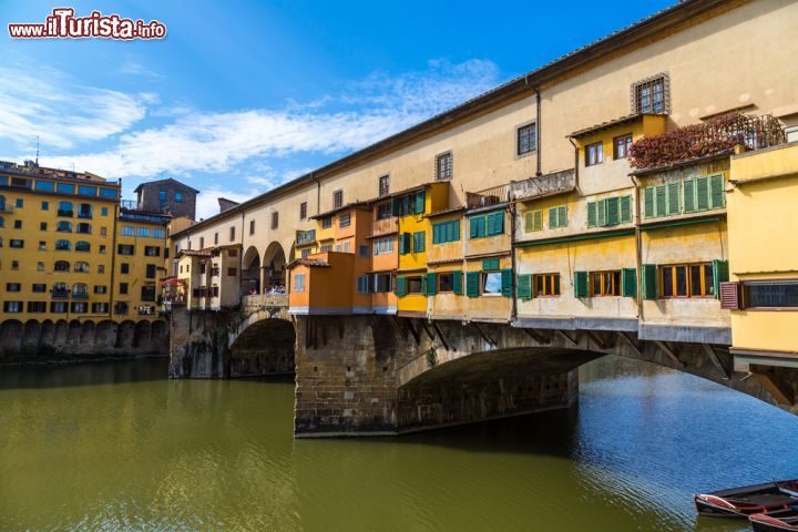 Immagine Il fiume Arno ed il Ponte Vecchio di Firenze, fotografato dal lato della Galleria degli Uffizi - © S-F / Shutterstock.com