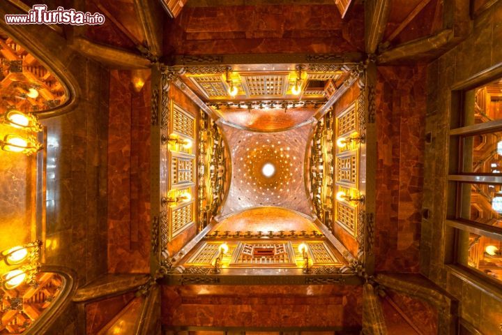 Immagine Interno del Palau Guell di Barcellona, Spagna - La visita inizia dal piano terra per poi proseguire scendendo fino alle scuderie nel seminterrato. Si possono poi ammirare i diversi piani dell'edificio dove si trovano le camere private dei coniugi Guell e dei loro figli oltre agli ambienti dedicati agli ospiti. In questa immagine i sontuosi interni del palazzo spagnolo © Luciano Mortula / Shutterstock.com