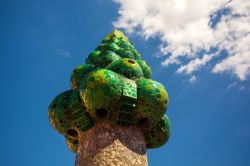 Comignolo del Palau Guell di Barcellona, Spagna - Si chiama "trencadis" ed è una tecnica decorativa che consente di applicare frammenti di ceramica oppure pezzi di vetro con ...
