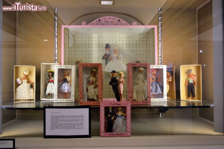 Immagine Bambole al Museo Peynet di Antibes, Francia - A ritrarre i celebri fidanzatini creati a Valence da Peynet non sono solo disegni e acquerelli in cui si mescolano umorismo e poesia ma anche alcune delle celebri bambole che hanno fatto la gioia di tante ragazzine e collezionisti © Sonja Vietto Ramus