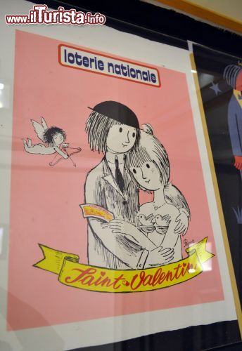 Immagine Manifesto al Museo Peynet di Antibes, Francia - I due giovani innamorati, emblema dell'amore disegnato a matita da Peynet, non potevano che essere anche protagonisti di uno dei numerosi manifesti creati in occasione di San Valentino © Sonja Vietto Ramus