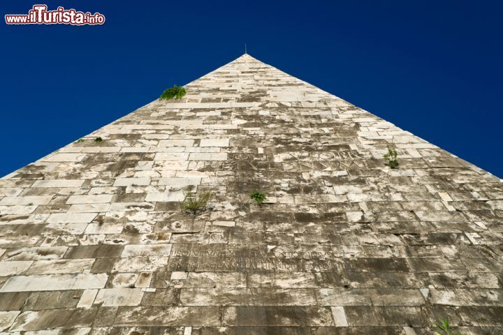 Immagine Particolare delle lastre di marmo (fotografia antecedente al restauro) che rivestono la struttura in mattoni a secco della Piramide Cestia a Roma - © Viacheslav Lopatin / Shutterstock.com