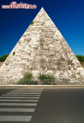 Immagine Alta 36 metri la Piramide Cestia domina la skyline del Piazzale Ostiense a Roma, foto precedente al restauro completato nel 2015 - © Viacheslav Lopatin / Shutterstock.com