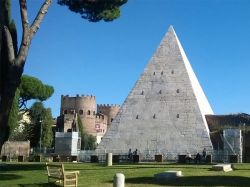 La bianca Piramide Cestia vista dal Cimitero Acattolico a Roma, riportata agli antichi splendori dopo il recente restauro.  - © Associazione Cultura L'Asino d'Oro