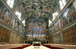 La vastità degli interni della Cappella Sistina, Musei Vaticani, (Roma) - Al di là dell'ovvio spazio che contribuisce a far respirare la visione dello spettatore con magnificenza, ...