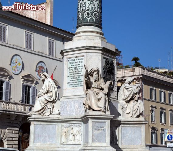 Immagine La colonna dell'Immacolata Concezione e la facciata di Palazzo di Spagna a Roma - © mikecphoto / Shutterstock.com