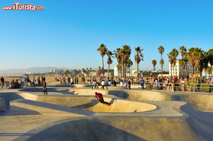 Immagine Skate Park, costruito sul lungomare di Venice Beach a Los Angeles - © nito / Shutterstock.com