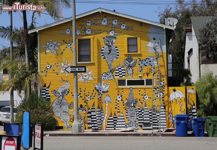 Immagine Una caratteristica casa in legno dipinta a Venice, Los Angeles - © photogolfer / Shutterstock.com