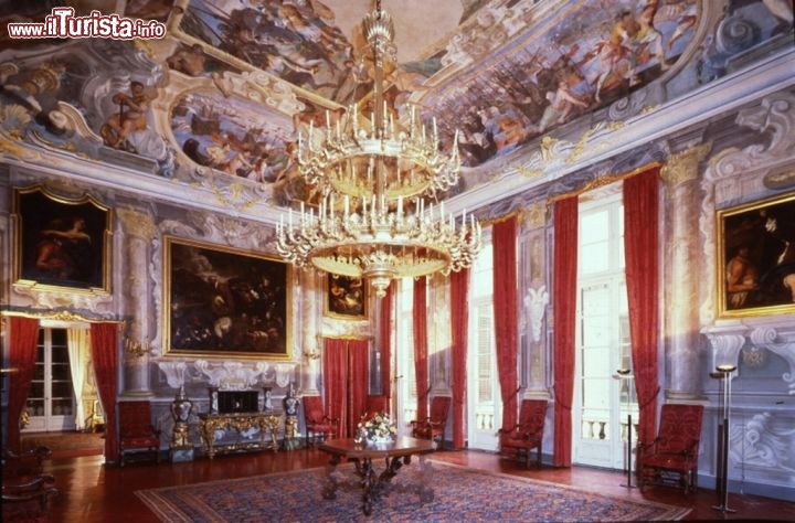 Immagine Il salone del secondo piano di Palazzo Spinola, una dimora storica a Genevo, che ospita la Galleria Nazionale