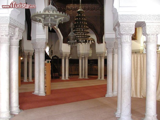 Immagine La sala delle 40 colonne, la zona della preghiera all'interno della Grande Moschea di Parigi - © GD-FR-Paris-Mosquée018 - CC BY-SA 2.5 - Wikimedia Commons.