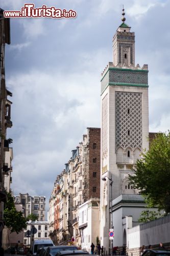 Immagine Panorama insolito: Parigi con il minareto della Grande Moschea - © saugeil / Shutterstock.com