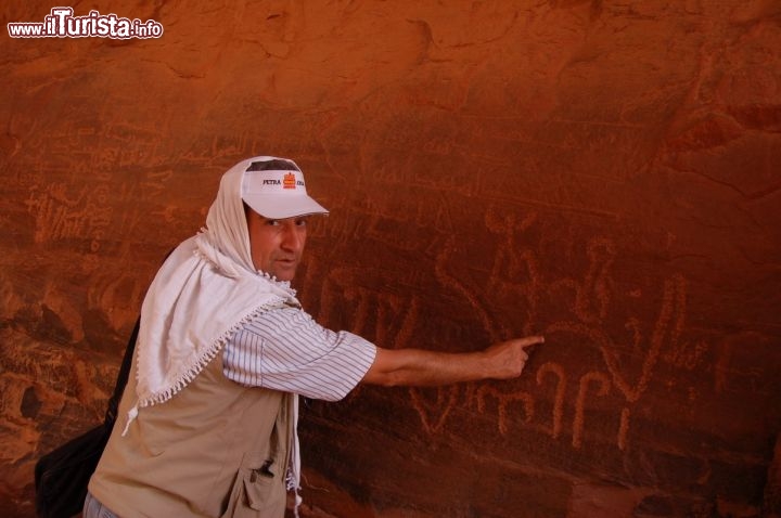 Immagine Abudallah indica i graffiti del Wadi Rum