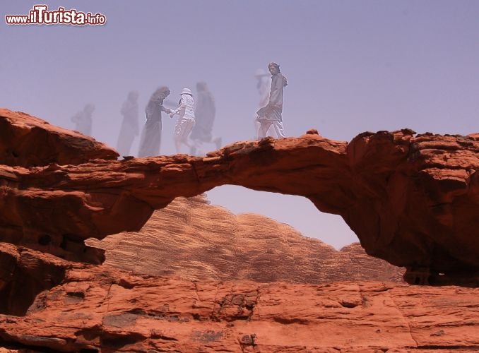 Immagine incontro tra culture sull'arco del Wadi Rum