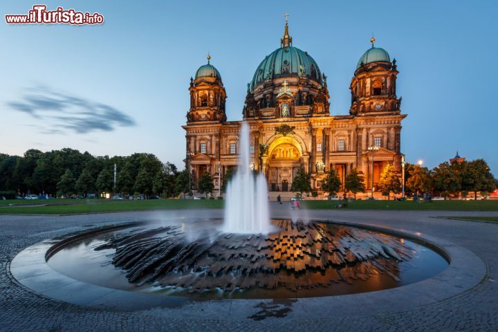 Immagine Fotografia notturna del Duomo di Berlino con la fontana dell'antistante Piazza del castello (Schloßplatz), Mitte - © anshar / Shutterstock.com