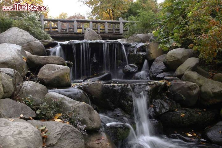 Immagine Cascate al Prospect Park di New York: questo giardino pubblico di 585 acri che si trova nel quartiere di Brooklyn è una delle aree verdi più frequentate da chi cerca un luogo immerso nella natura per rilassarsi lontano dal traffico della città. Newyorkesi e turisti lo scelgono per fare jogging, per un pic-nic e per ammirarrne gli splendidi scorci paesaggistici come quelli offerti dalle sue cascate d'acqua limpida - © Joe Buglewicz NYC & Company / nycgo.com