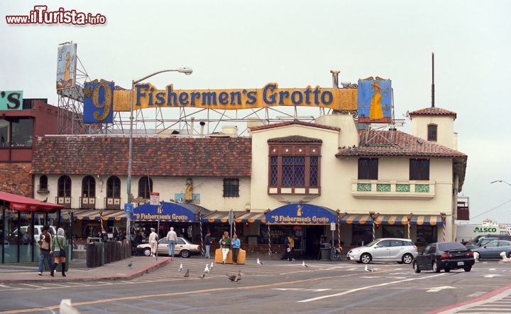 Immagine Un ristorante a Fisherman's Wharf  una delle zone del porto di San Francisco dove trovare specialità a bese di pesce, e soprattutto i famosi cocktail di granchi - © Ffooter / Shutterstock.com