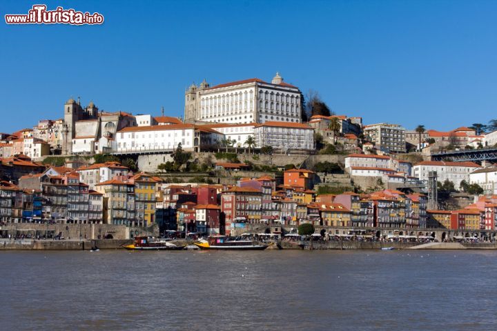 Immagine Il borgo antico di Oporto si riflette sul fiume Douro. Dal nome della città deriva anche quello dello stesso Portogallo oltre che del famoso "vinho do Porto" prodotto con uve della valle in cui scorre il Duoro. A volte la città viene anche chiamata "cidade invicta", cioè città invitta, in quanto respinse sia gli attacchi dei Mori che dell'esercito di Napoleone risultando così non essere mai stata sconfitta dal punto di vista militare sin dalla sua creazione avvenuta all'epoca dell'impero romano - © cristovao / Shutterstock.com