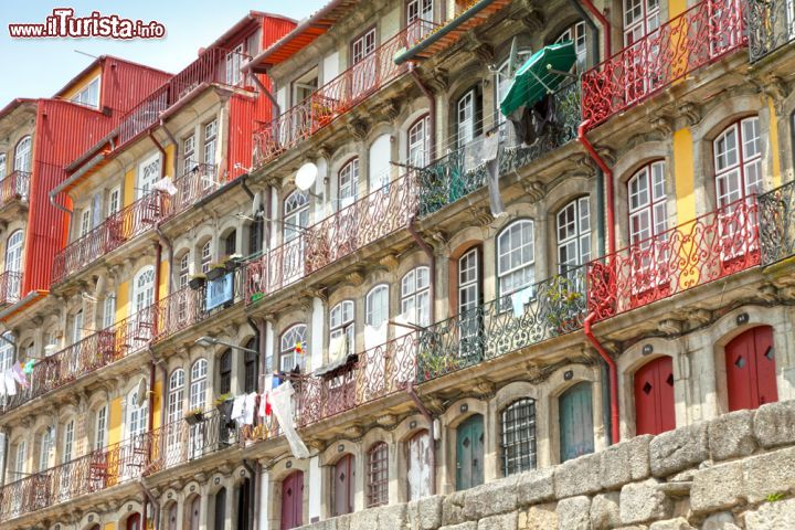Immagine Antiche case di ringhiera si affacciano sul fiume Douro creando una tavolozza di colori dove "intingere" la fantasia e le emozioni di un viaggio suggestivo alla scoperta di Oporto © Ana del Castillo  / Shutterstock.com