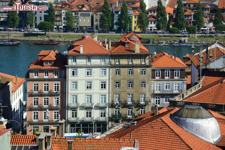 Immagine Edifici eleganti si affacciano su Plaza do Infante nel quartiere Ribeira di Oporto. Sullo sfondo si intravede il fiume Duoro sulle cui rive sono attraccate le imbarcazioni tipiche del Portogallo, quelle "barcos rabelos" attrezzate per il trasporto del vino Porto - © jiawangkun / Shutterstock.com