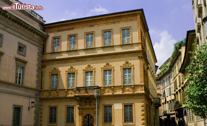 Immagine Il palazzo di Casa Manzoni in centro a Milano - © dejan83 / Shutterstock.com