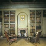 La biblioteca della sala di Casa Manzoni Milano