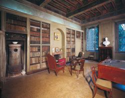 La grande sala di lettura all'interno della casa-museo del Manzoni a Milano