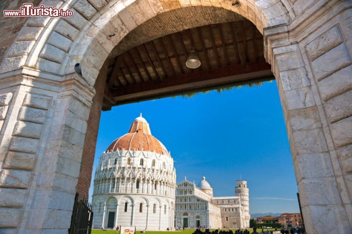 Immagine L'ingresso occidentale al complesso di Piazza dei Miracoli, che si trova a nord-ovest del centro di Pisa - © Luciano Mortula / Shutterstock.com