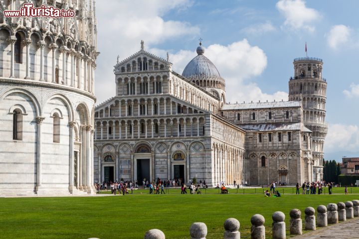 Immagine Piazza del Duomo a Pisa: ovvero l'iconica Piazza dei Miracoli di Pisa uno dei luoghi che tutto il mondo ci invidia - © Oscity / Shutterstock.com