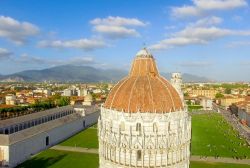 La cupola del Battistero e Piazza dei Miracoli con in fondo il campanile di Pisa - © pisaphotography / Shutterstock.com