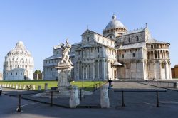 Il complesso monumentale della Cattedrale e del Battistero, il cuore di Piazza Duomo a Pisa - © marchesini62 / Shutterstock.com