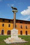 La Lupa romana, un'aggiunta in epoca fascista, chide ad est il complesso monumentale di Piazza dei Miracoli a Pisa, aggiunta durante il periodo fascista - © Aksenya / Shutterstock.com ...