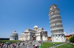 E' uno degli scenari più belli di tutta Italia: quando ci si trova a Piazza dei Miracoli a Pisa si comprende immediatamente perchè sia stata chiamata così: il suo vero ...
