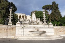 Fontana sul lato orientale di Piazza del Popolo ...