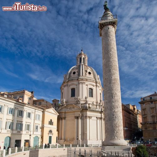 Immagine La piazza di foro di Traiano, la colonna dell Imperatore e la cupola della Chiesa Cattolica del Santissimo Nome di Maria - © vvoe / Shutterstock.com