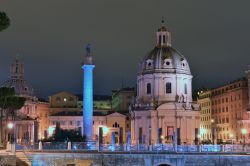 Una fotografia notturna della Colonna Traiana ...