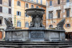 Fontana davanti a Santa Maria in Trastevere Roma ...