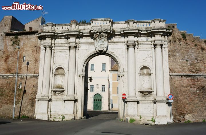 Immagine Porta Portese nel rione Trastevere Roma - © marcovarro / Shutterstock.com