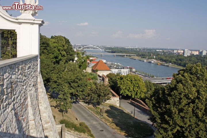 Immagine Una vista sulla capitale slovacca, attraversata dal Danubio, dalle fortificazioni del castello sede del Parlamento nazionale - foto © Igor Matic / Shutterstock.com