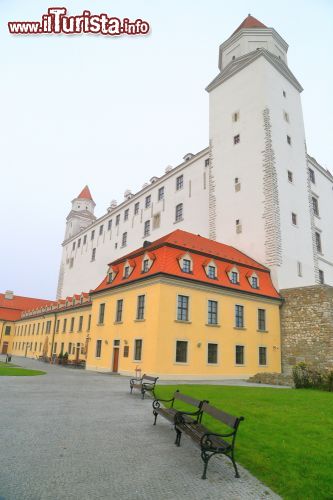 Immagine L'imponente castello di Bratislava dopo la ristrutturazione intrapresa nel 2008, che ha prodotto quest'insolita verniciatura bianca - foto © Inu / Shutterstock.com