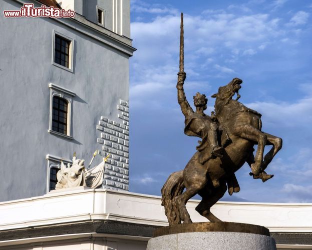 Immagine La statua equestre del Re Svatopluk che regnò nel IX secolo, è situata proprio di fronte all'ingresso principale del castello di Bratislava - foto © Mino Surkala / Shutterstock.com