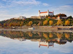Il castello di Bratislava (Bratislavský hrad) circondato dal foliage autunnale degli alberi disposti lungo il corso del Danubio - foto © TTstudio / Shutterstock.com