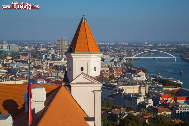 Immagine Una delle torri del castello di Bratislava. L'edificio è talmente amato dai cittadini e così importante da essere raffigurato su diverse monete di Euro slovacchi - foto © David Soanes / Shutterstock.com